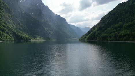 Wunderschöne-Landschaft-Des-Schweizer-Sees-Mit-Kristallklarem-Wasser-Und-Bergen