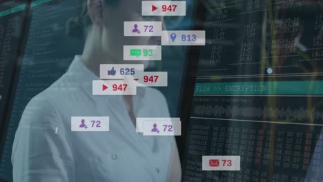 animación de iconos de las redes sociales contra una ingeniera caucásica que usa una computadora portátil en la sala de servidores.