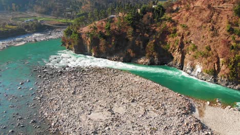 acercándose a un río karnali que fluye rápidamente