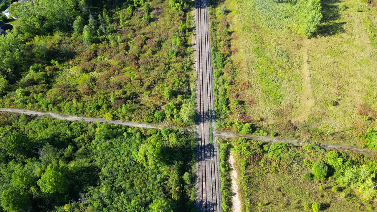 물, 캐나다에 의해 숲을 통해 기차 트랙의 전방 공중 공개