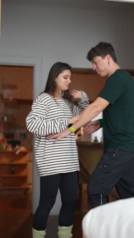 pareja bailando en casa