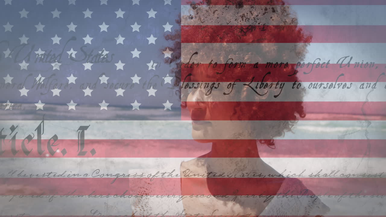 animación de la bandera estadounidense ondeando y texto de la constitución sobre mujer biracial