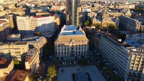 Vista-Aérea-Sobre-El-Monumento-Al-Holocausto-En-Bucarest,-Rumania,-Distrito-De-Izvor,-Río-Dambovita,-Puesta-De-Sol