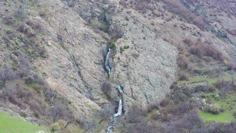 Revisión-Aérea-De-La-Cascada-De-Sopot-Escondida-Entre-Montañas-Rocosas