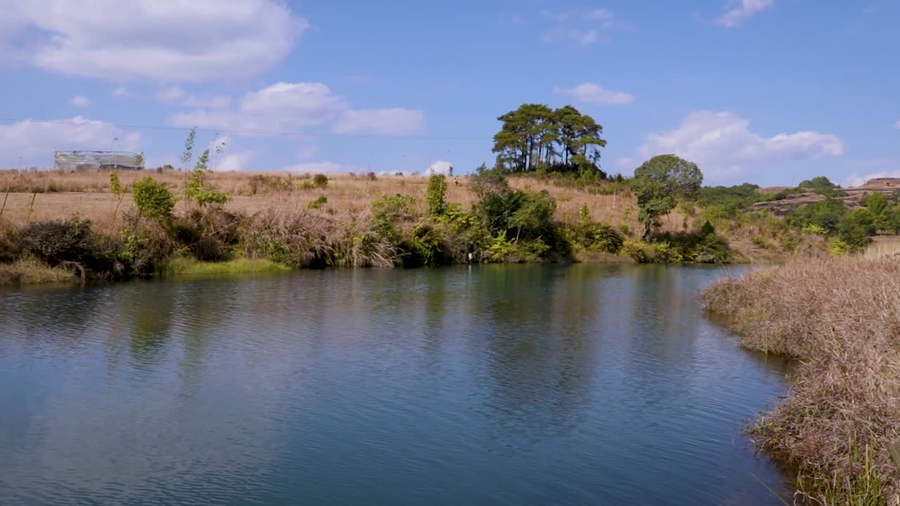agua tranquila del lago con reflejo y cielo azul espectacular por la mañana