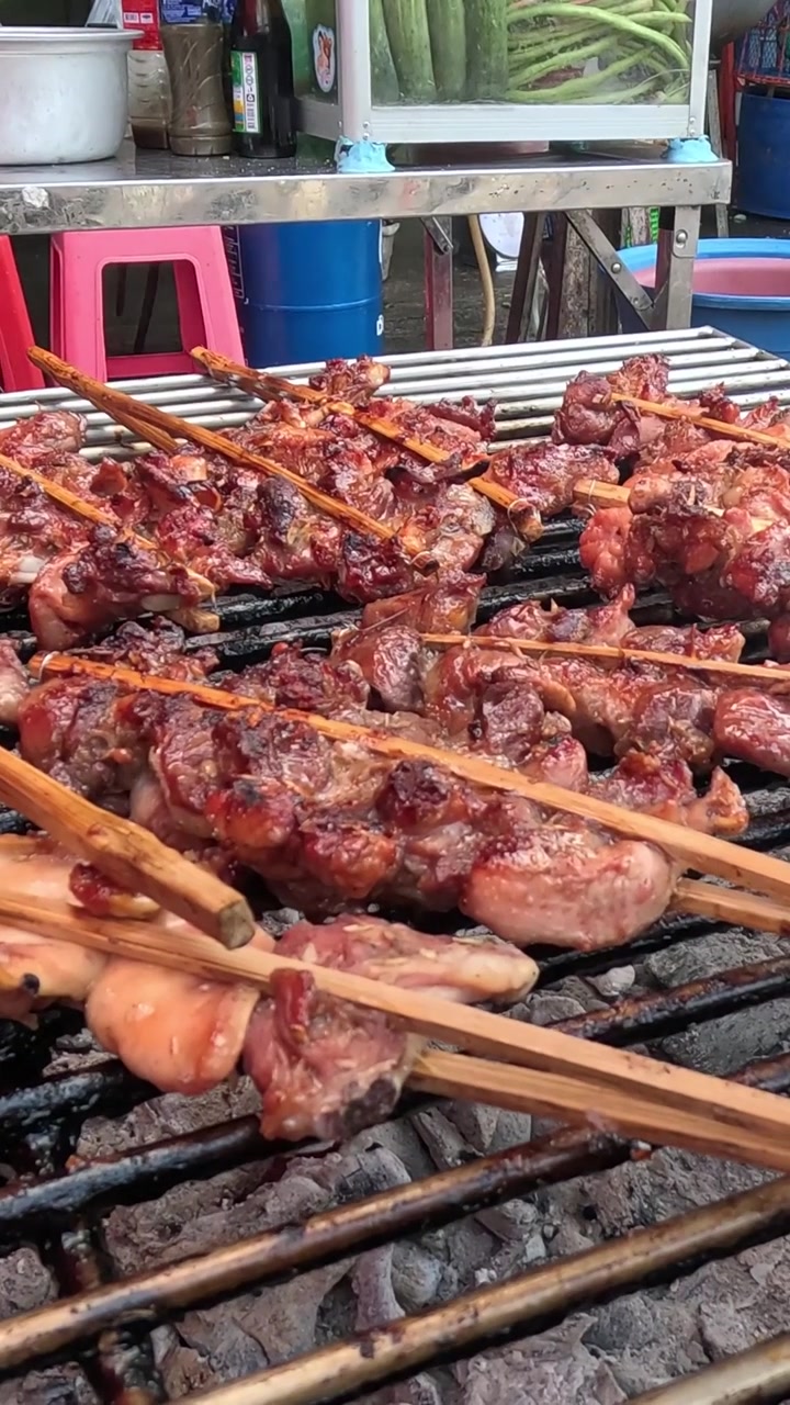 Lihavartaiden kypsennys hiiligrillillä.
