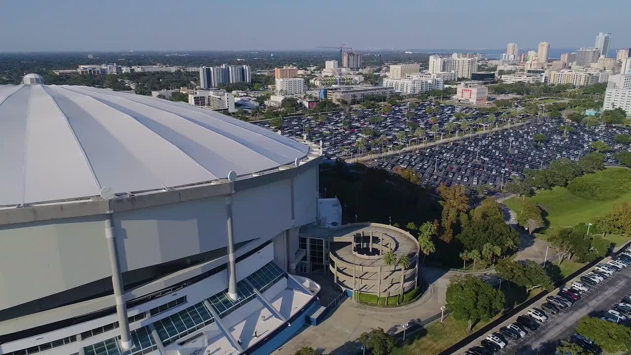 vídeo de drones aéreos de 4k de tropicana field y estacionamientos completos junto a la interestatal 275 en el centro de st.