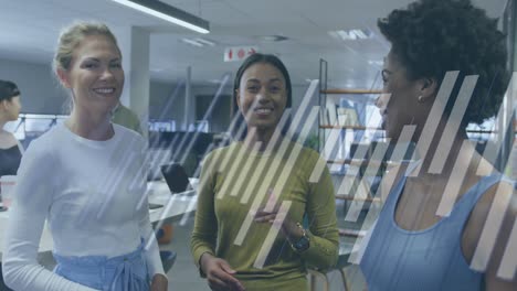 animación del procesamiento de datos financieros sobre diversas personas de negocios en la oficina