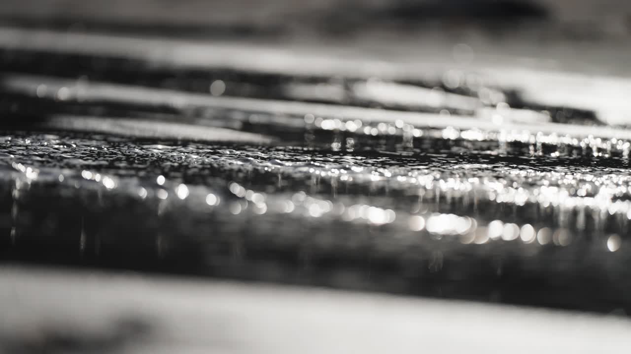 모래 위 를 흐르는 물 의 근접 촬영