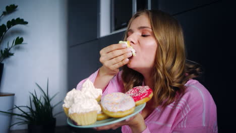 mujer comiendo disfruta de pastel de crema
