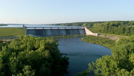 Aerial-of-reservoir-dam-and-creek,-Hoover-Reservoir,-Westerville,-Ohio