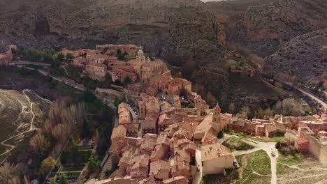 Flug-über-Albarracín-4K-Drohnenaufnahmen-Aus-Der-Luft-El-Pueblo-Mas-Bonito-De-Espana-Spanien-Schönste-Stadt