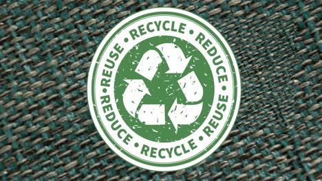 animación de reutilización, reciclaje, reducción de texto y logotipo sobre materiales cambiantes y fondos naturales