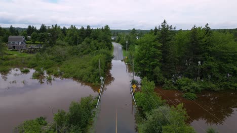 Naturkatastrophe:-Überschwemmung-Des-Flusses,-Straße-Gesperrt,-Weil-Brücke-Unter-Wasser-Steht