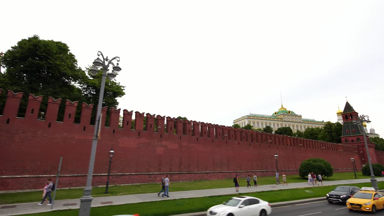 дронный снимок знаковой кремлевской башни и большого дворца в москве, россия