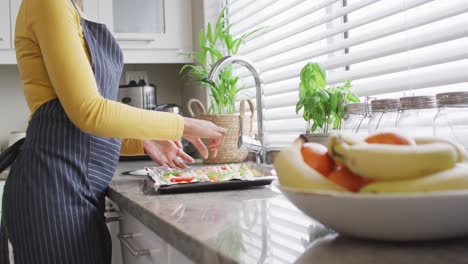 Vídeo-De-La-Sección-Media-De-Una-Mujer-Afroamericana-Preparando-Comida-En-La-Cocina