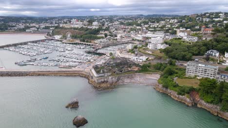 puerto y puerto deportivo de torquay en la ciudad costera del canal de la mancha en devon, inglaterra