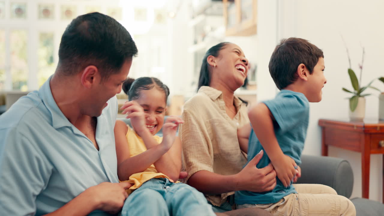 집의 소파에 있는 가족과 함께 놀고 놀고