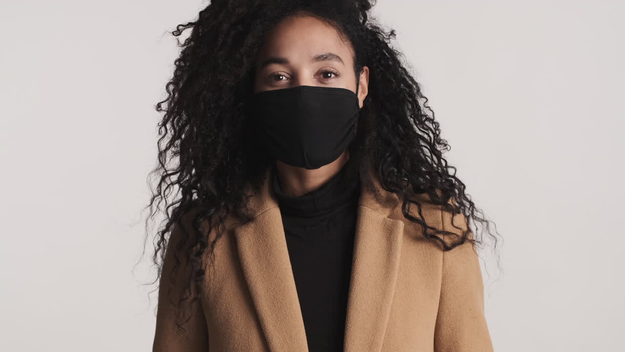 африканско-американская женщина смотрит в камеру.