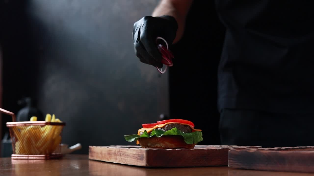 Chef che prepara un hamburger