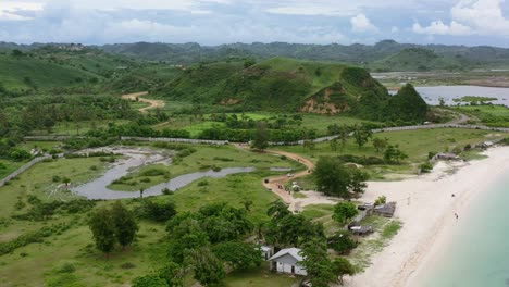 Verdes-Colinas-Montañosas-En-Bukit-Merese-En-Lombok-Con-Playa-De-Arena-Blanca-Y-Agua-Turquesa