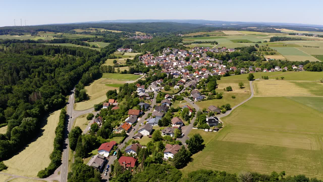 Luftfoto av bygda Waldsolms i Tyskland, omgitt av grønne jorder på landsbygda