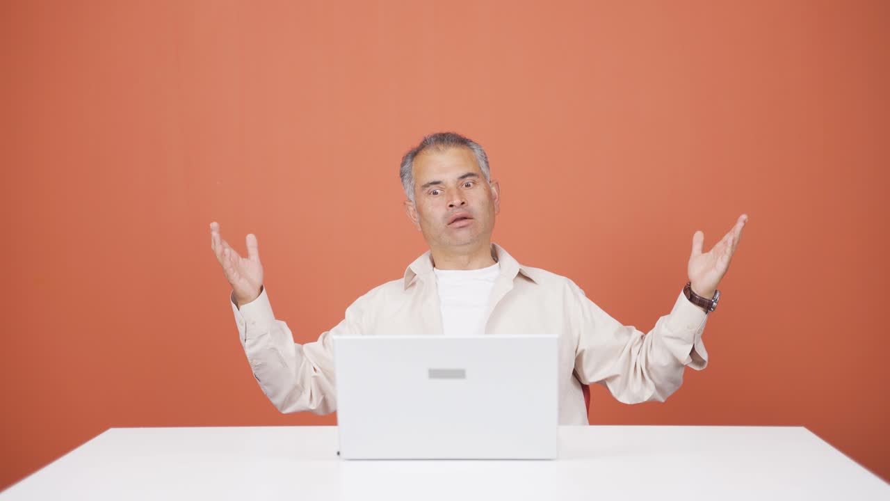 노트북을 놀라게 바라보는 남자.