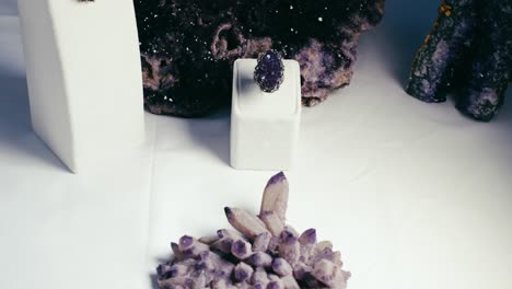 primer plano de joyas hechas de amatista