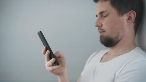 hombre mirando su teléfono