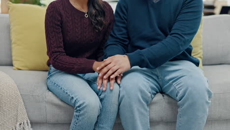 amor, esperanza y pareja en un sofá tomados de la mano