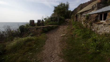 mirando hacia la vieja cabaña de pescadores en bessy's cove, los enys, cornualles