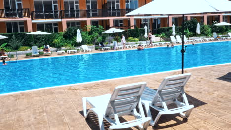 hermoso paraguas de lujo y silla alrededor de la piscina al aire libre