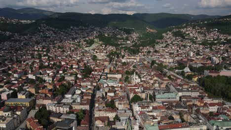 Vista-Aérea-De-La-Concurrida-Calle-Del-Mercado-Y-La-Plaza-De-La-Ciudad-Y-La-Vista-De-La-Mezquita-Bascarsi-En-Bosnia