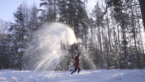 Efecto-Mpemba---La-Mujer-Arroja-Agua-Caliente-Al-Aire-Helado-En-Invierno---Toma-Amplia