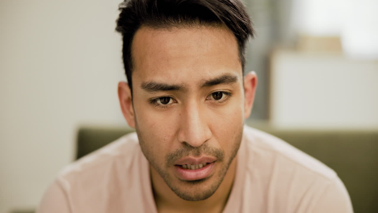 스트레스나 슬의 징후를 보이는 남자