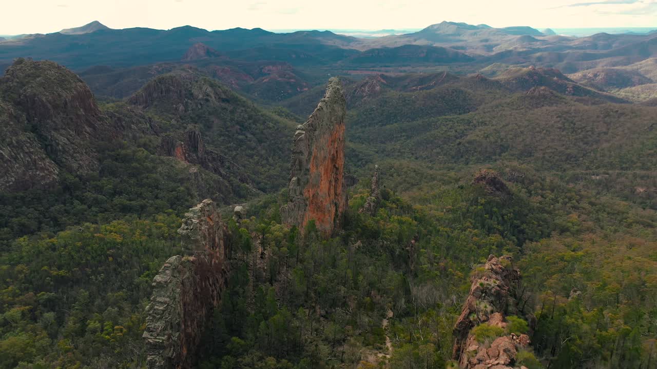 increíble vista aérea de 4k sobre los picos de las montañas warrumbungles, australia