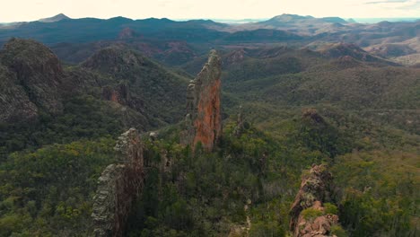 Increíble-Vista-Aérea-De-4k-Sobre-Los-Picos-De-Las-Montañas-Warrumbungles,-Australia