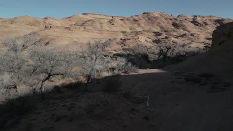 Una-Vista-Aérea-Captura-La-Extensión-Accidentada-Y-Seca-Del-Paisaje-De-Utah,-Acentuando-La-Belleza-Intacta-De-La-Naturaleza-En-Su-Forma-Cruda.