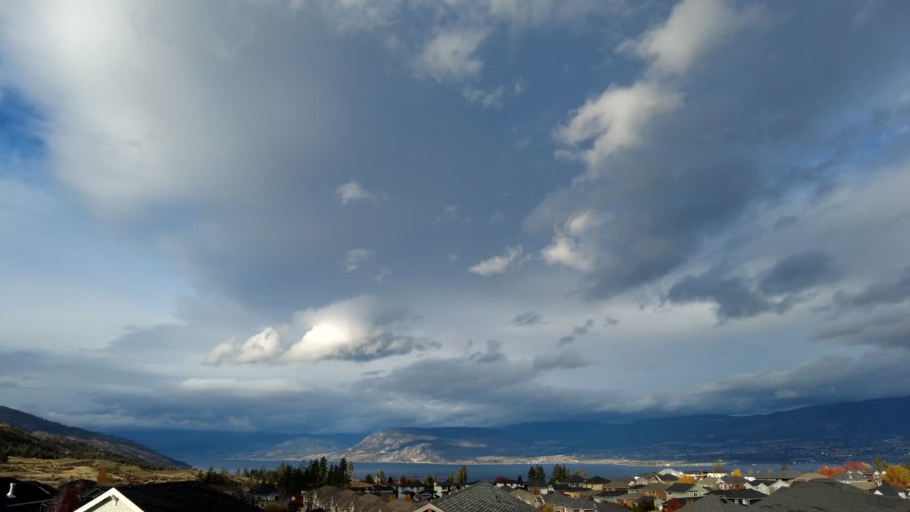nubes de lapso de tiempo moviéndose sobre kelowna