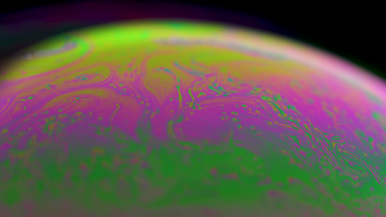 planeta abstracto psicodélico de una burbuja de jabón, refracción de la luz en una burbuje de jabón. macro de primer plano en la burbuja del jabón. colores del arco iris en un fondo negro. modelo de espacio o planetas universo galaxia cósmica.