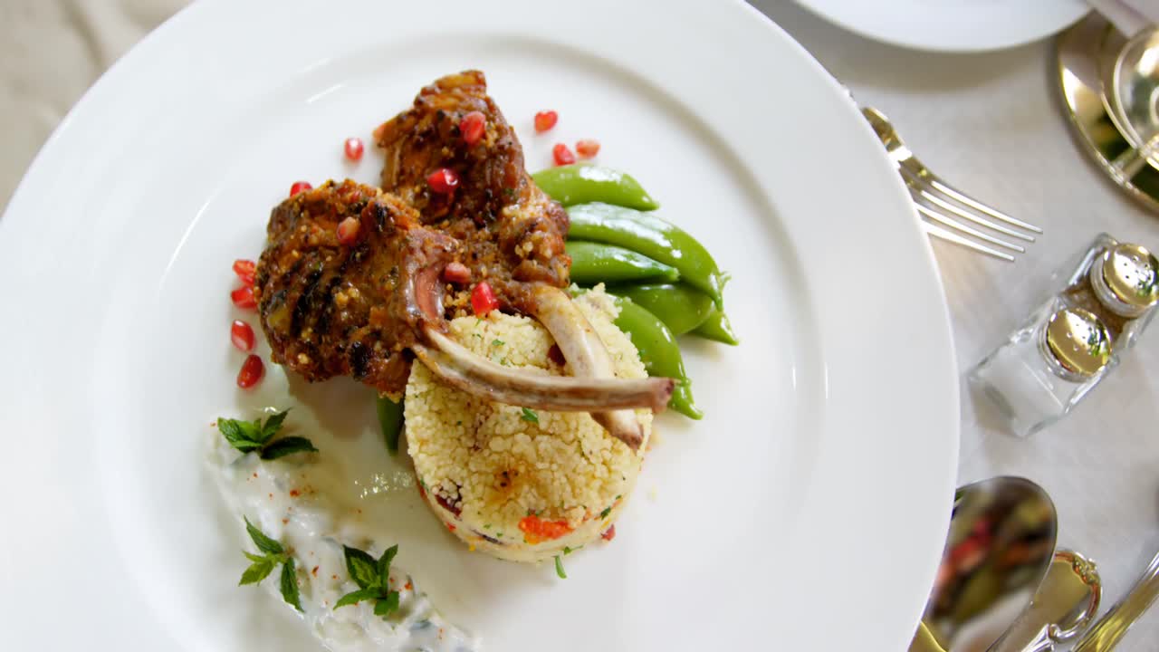 comida servida en una mesa 4k