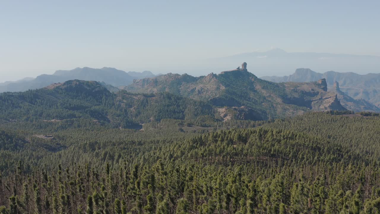 hermosa toma de drones de un panorama montañoso con bosque desde el pico de las nieves hasta el roque nublo, gran canaria