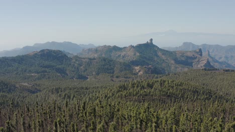 hermosa toma de drones de un panorama montañoso con bosque desde el pico de las nieves hasta el roque nublo, gran canaria