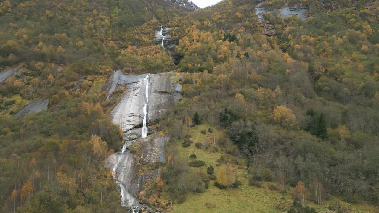 La cascata Brengfossen in Norvegia, circondata dal fogliame autunnale, vista aerea