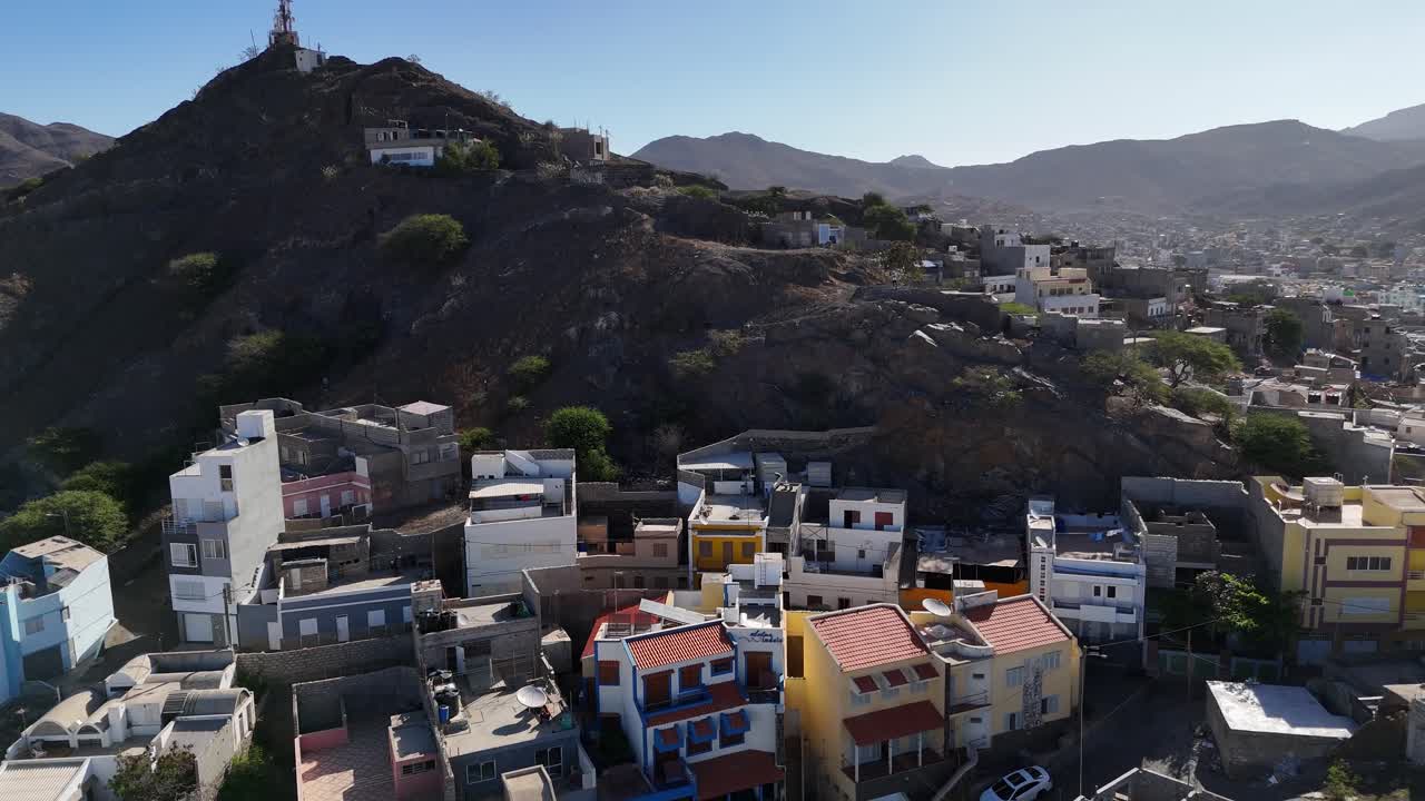 Vista aerea con drone di case colorate sulla collina di Mindelo, Sao Vicente, Capo Verde. Paesaggio urbano con architettura locale, terreno vulcanico.