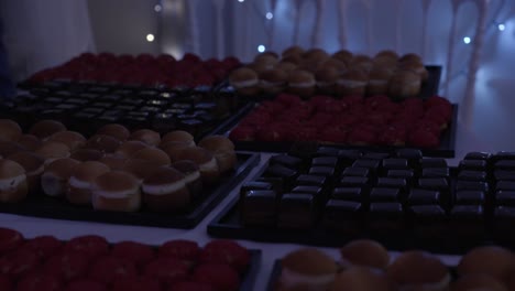 Toma-Lenta-De-Una-Gran-Selección-De-Postres-Caseros-En-Un-Buffet-De-Bodas