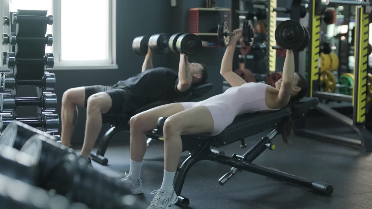 체육관 에서 운동 하는 부부