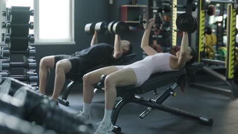 pareja haciendo ejercicio en el gimnasio