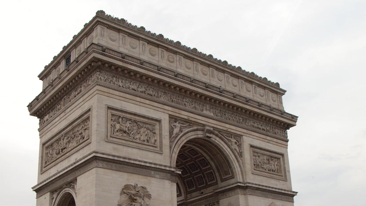 Vista dal basso dell'Arco di Trionfo contro un cielo nuvoloso a Parigi, Francia