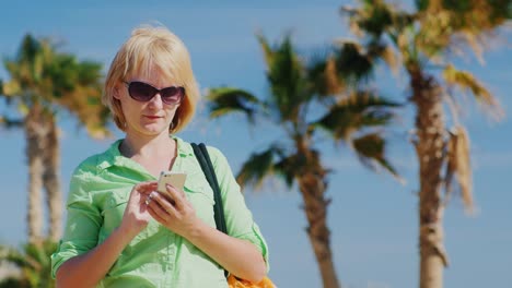 Frau-In-Sommerkleidung-Tippt-Auf-Deinem-Handy